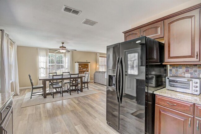 Building Photo - 460 Pine Tree Loop