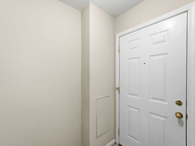 Building Photo - Perfectly situated in the highly sought-after Ponds of Centreville community!