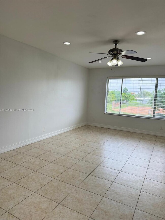 Building Photo - 9919 Twin Lakes Dr