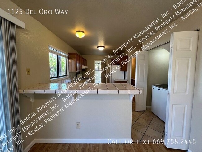 Building Photo - 1125 Del Oro Way