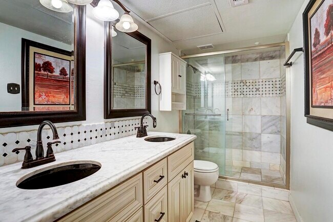 Building Photo - 351 N Post Oak Ln