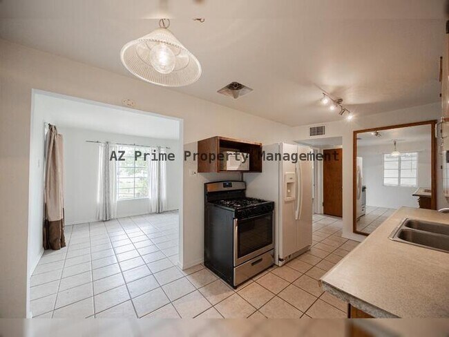 Building Photo - 9430 N 11th Pl