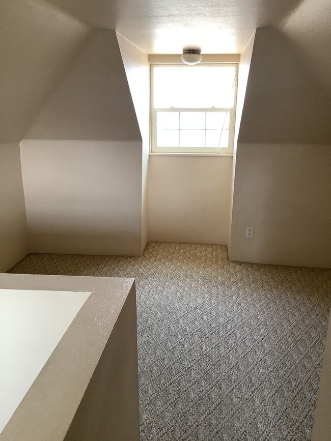 Building Photo - Neat and Tidy