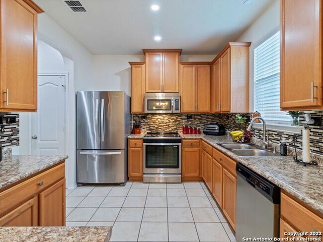 Building Photo - 3 Bedroom w/Game Room