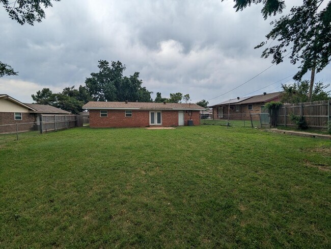 Building Photo - 1404 Heather Ln