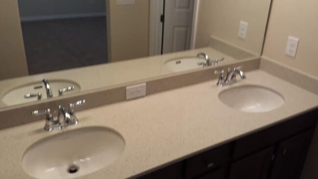 Building Photo - 3 Bed 2.5 Bath Tech Savy Corner Townhouse ...