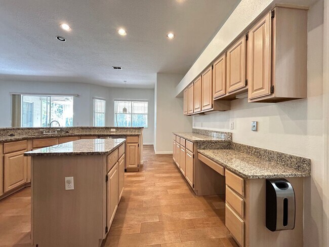 Building Photo - Beautiful Home with Water View in Eastwood!