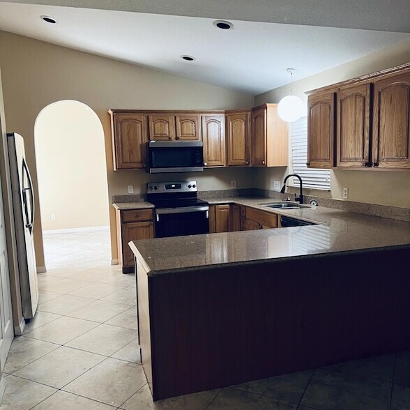 Building Photo - 3107 SE Card Terrace