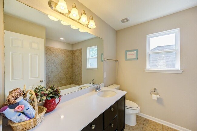 Building Photo - 5918 Rivergrove Bend Dr