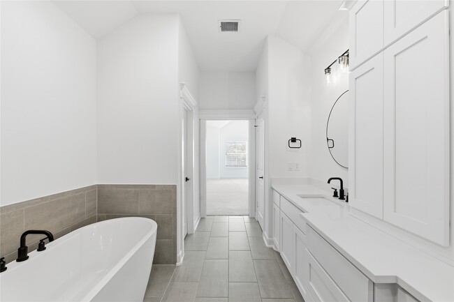 Building Photo - 819 W 19th St