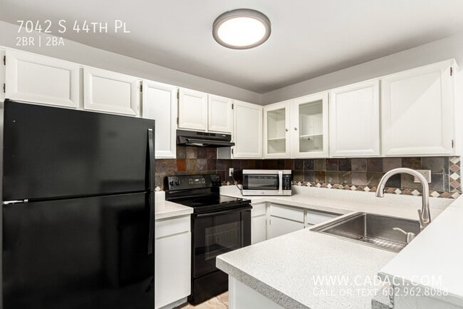 Building Photo - 7042 S 44th Pl