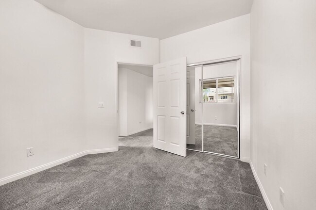 Building Photo - Gorgeous 3rd Floor Corner Unit in Summit Village Condominiums!