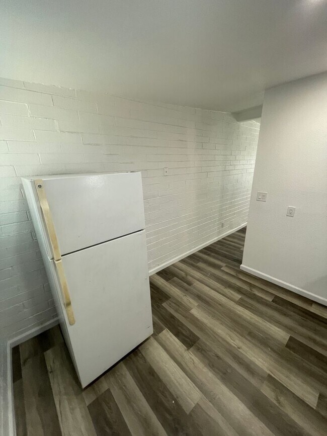 Building Photo - COMING SOON! 2 Bedroom, 1 Bath Apartment i...