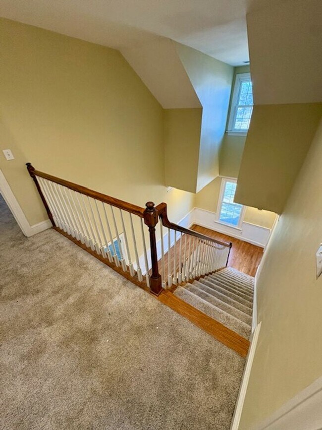 Building Photo - Spacious Five Bedroom Home in Mount Pleasant