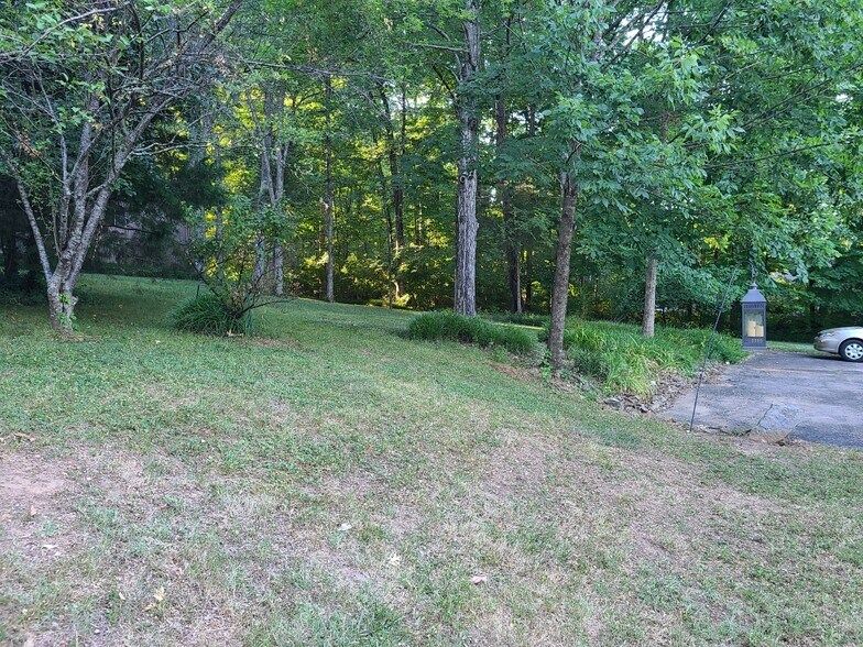 Building Photo - 927 Downey Dr