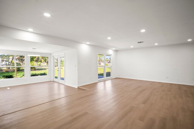 Building Photo - Fully Renovated 3 Beds 2 baths condo off M...