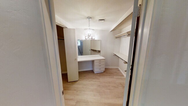 Building Photo - POOL house! BIG rooms! 8 Bedrooms (Lease o...