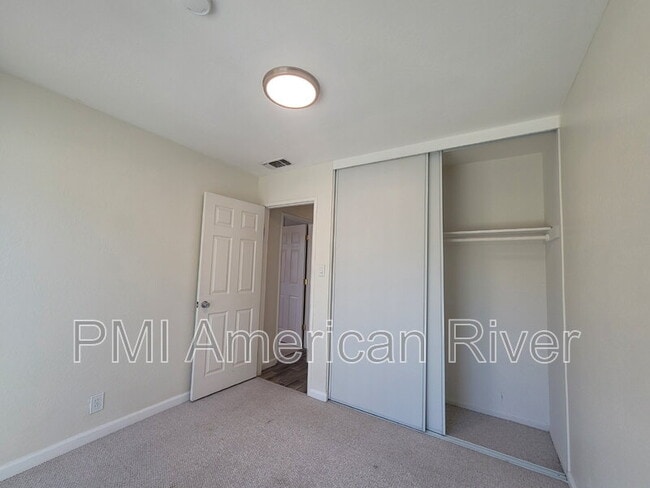 Building Photo - 881 Beardsley Dr