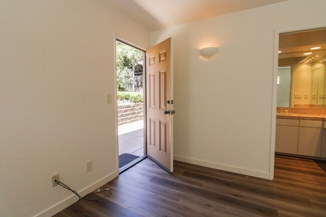 Building Photo - 298 Country Club Dr