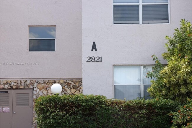 Building Photo - 2821 Somerset Dr