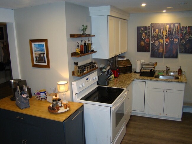 Building Photo - 13 Back River Rd