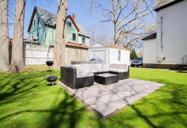 Building Photo - 184 Aspinwall Ave