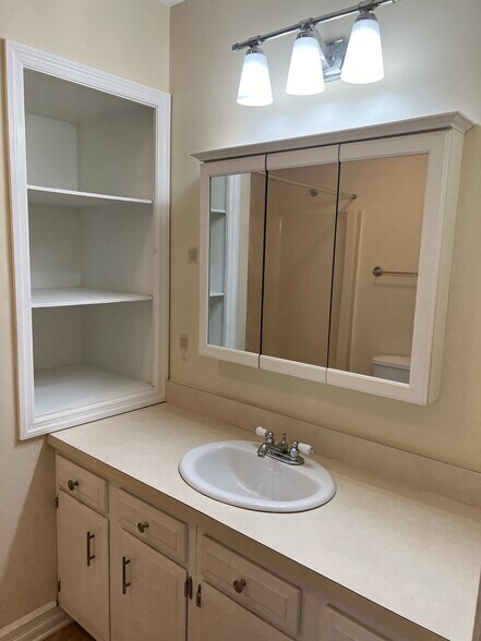 Building Photo - 782 Allenview Dr