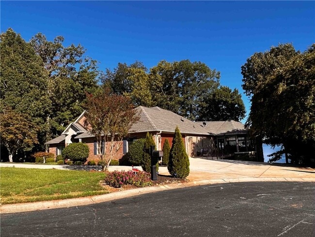 Building Photo - 103 Big Oak Dr