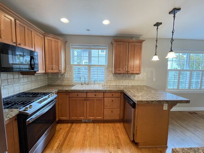 Building Photo - 10235 NW Edgewood Dr