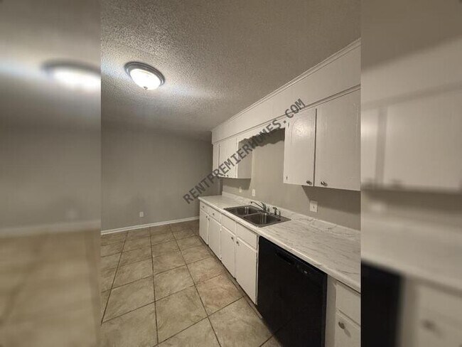 Building Photo - 2221 Dorchester Dr