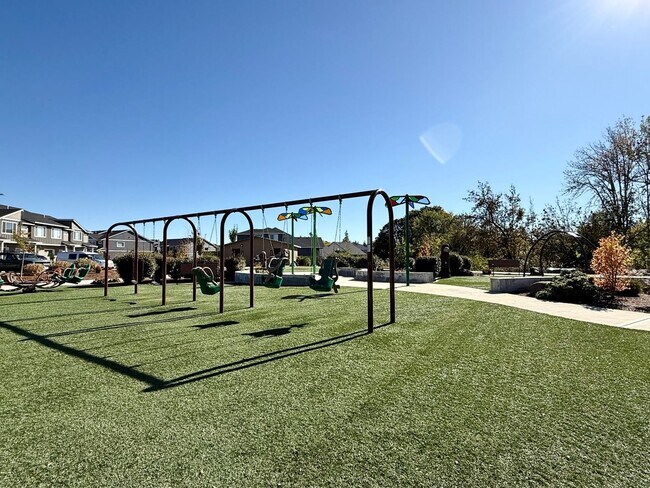 Building Photo - Updated 4 Bedroom Home with Stunning Private Backyard