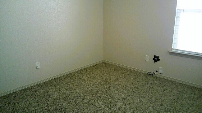 Building Photo - Immaculate Single Level Northeast Home With Refrigerated Air Located In Quiet Neighborhood