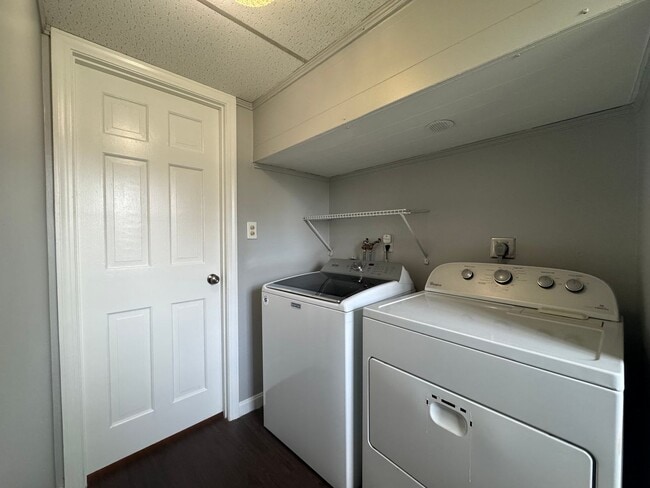 Building Photo - Refreshed 2 Bed 1.5 Bath Townhouse | Pet O...
