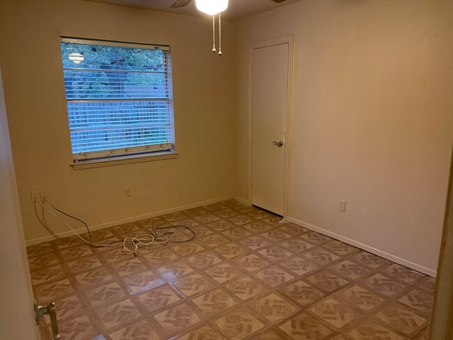 Building Photo - 1112 Autumn Oak Dr