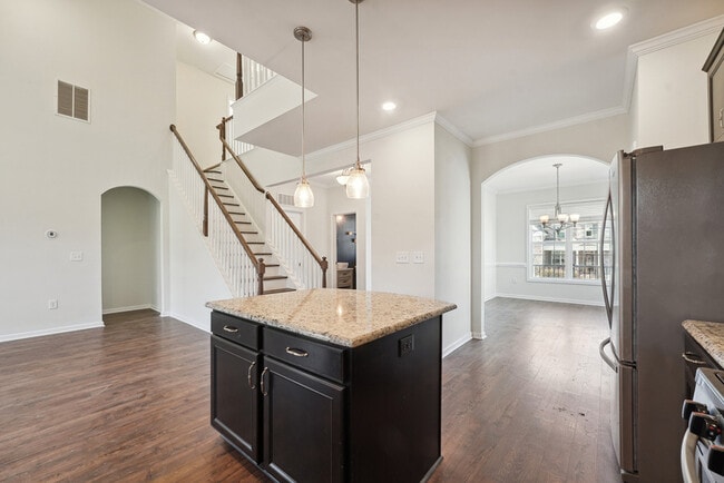 Building Photo - 2312 Longmont Dr