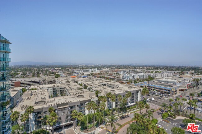 Building Photo - 13600 Marina Pointe Dr