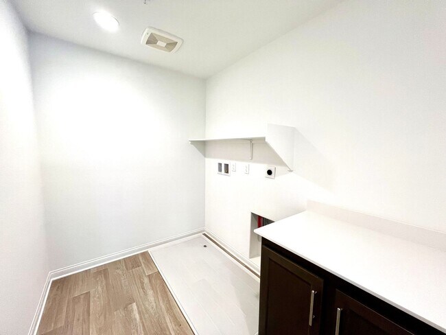 Building Photo - Brand-New 5-Bedroom, 3-Bath Single Family Home for Lease in Ontario with Solar Panels