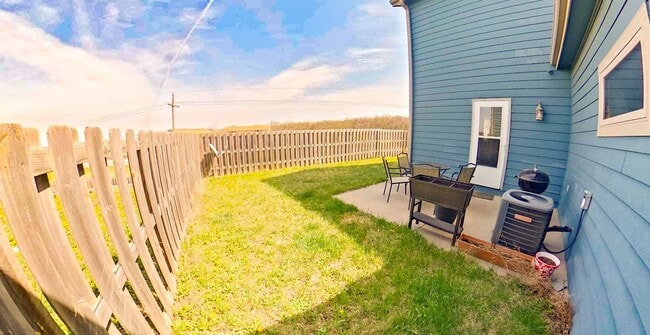 Building Photo - Cute West Side Home W/ Two Car Garage + Fenced In Yard + Rooftop Balcony! Available June 4th!