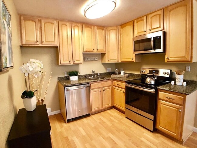 Building Photo - 1700 Civic Center Dr