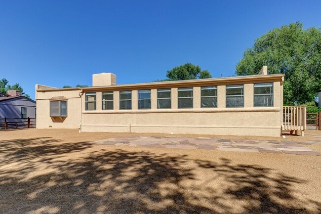 Building Photo - Home in Antelope Hills!