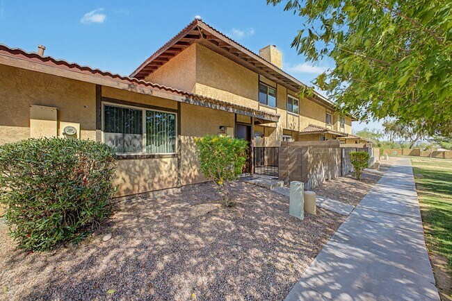 Building Photo - Remodeled 3BR End Unit Townhome in South Tempe | Private Yard + Covered Parking
