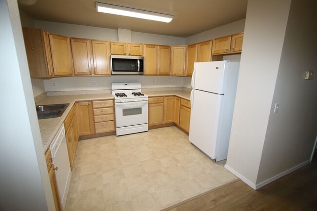 Building Photo - 3 Bedroom Eagle River Townhouse!