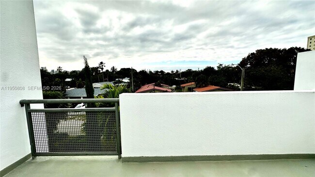 Building Photo - 814 NE 19th Ave