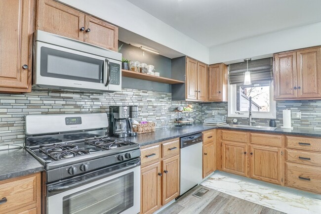 Building Photo - Modern 3BR Duplex with Abundant Natural Light