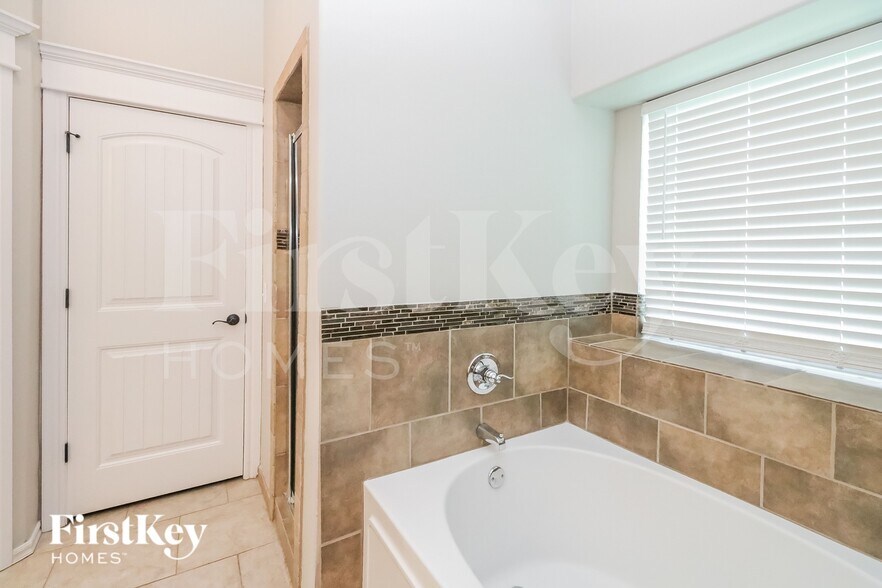 Building Photo - 17000 Barcelona Dr