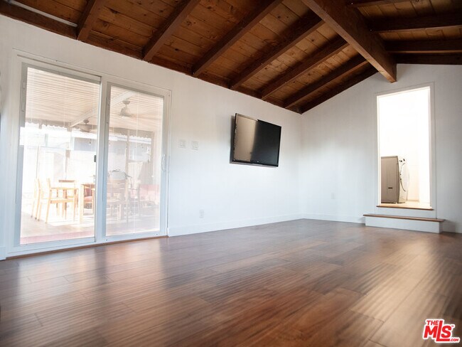 Building Photo - 6413 White Oak Ave