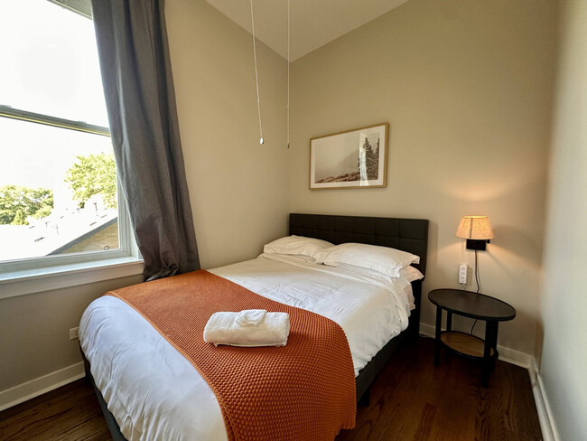 Building Photo - 736 N Throop St