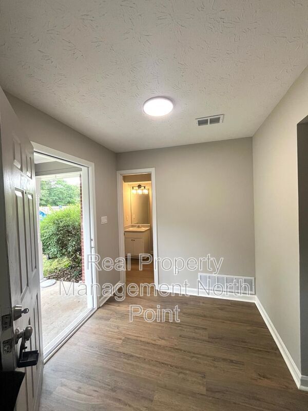Building Photo - 5843 Summerglen Ln