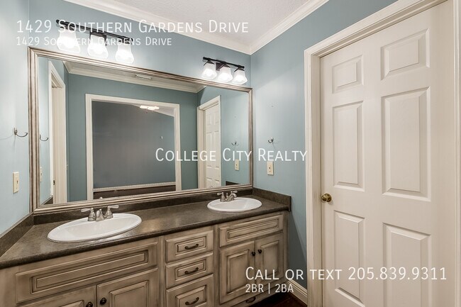 Building Photo - 1429 Southern Gardens Dr