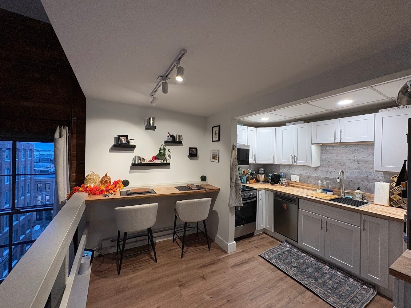 Kitchen snackbar - 99 Silver St